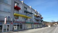Po stečaju Stavbenika, od katerega je občina leta 2008 kupila 
stanovanje v soseski Brinje, se zapleta pri urejanju lastniških 
razmerij.