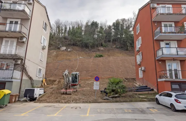 Brežina za večstanovanjskima blokoma na Cesti na Markovec 31 in 
33 je utrjena in zavarovana z mrežami. 