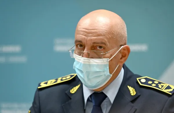 Zaradi oviranja dela preiskovalne komisije in šikaniranja na 
delovnem mestu pa tudi prvega moža policije Antona Olaja.