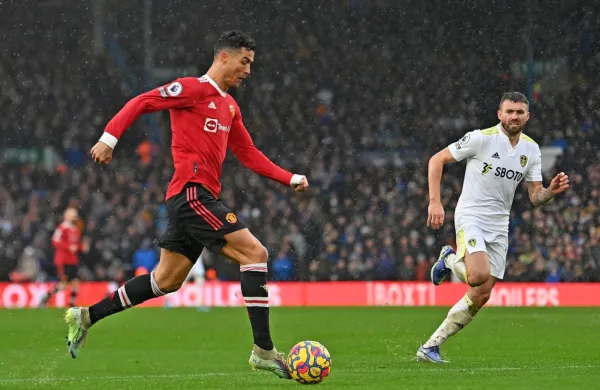 Cristiano Ronaldo (z žogo) se na nedeljskem obračunu z Leedsom 
ni proslavil, a liga prvakov je njegovo dvorišče. 