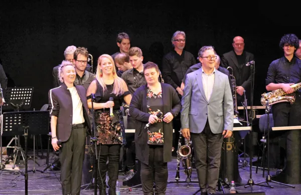 Pevski solisti Tatjana Mihelj, Anika Horvat, Paola Rossato in 
Vladimir Čadež (z leve) in glasbeniki novogoriškega Big Banda 
Nova 
