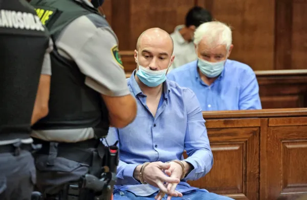 Na  zatožno klop je  včeraj  sedel  le  Bojan  Stanojević,  Dragan  
Čikojević  tokrat  ni prišel  zaradi noric,  Klemen  Kadivec  pa  je  zaradi  
okužbe  s  covid-19 v priporu  še  v izolaciji. 