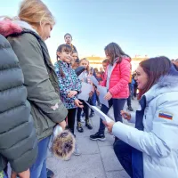 Otroci so se - da bi dobili podpis pete slalomistke z olimpijskih iger  
- postavili v dolgo vrsto. 