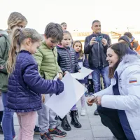 Otroci so se - da bi dobili podpis pete slalomistke z olimpijskih iger  - postavili v dolgo vrsto.