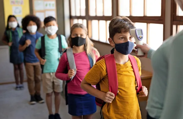Tudi za rotavirusne okužbe, ki so sezonski pojav med otroci, 
skušajo nekateri krivdo pripisati nošenju mask.  