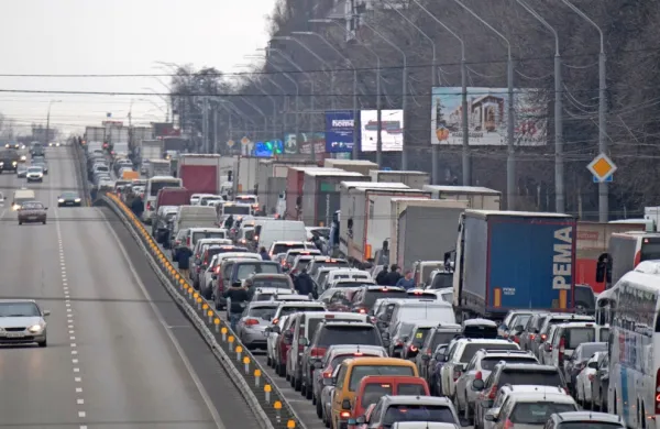 Nekateri bežijo na zahod Ukrajine z avtomobili. Na avtocestah 
zahodno od prestolnice proti poljski meji so nastali zastoji.