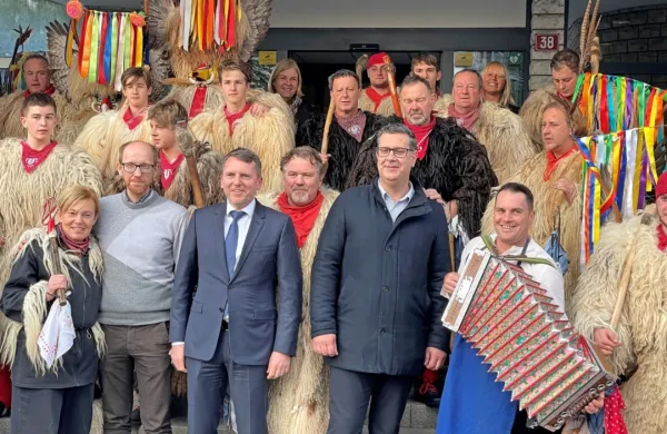 Ptujski kurenti so danes prišli odganjat zimo tudi v Luki Koper.