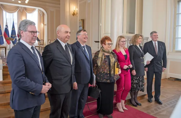 Predsednik republike Borut Pahor je danes na posebni slovesnosti 
v predsedniški palači vročil državna odlikovanja vidnim predstavnikom tržaških Slovencev in tržaškemu županu Robertu 
Dipiazzi. 