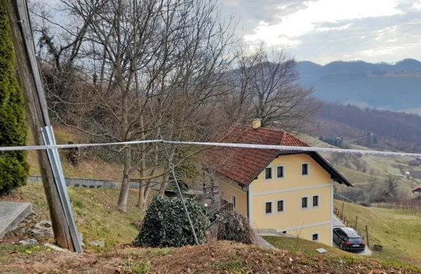 Domačin  je  po sporu  s  pomočnikoma  izvršitelja  šel  v  hišo, se vrnil  
in oba  ustrelil.