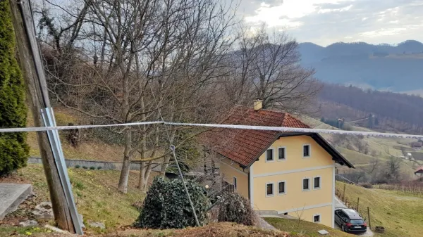 Domačin  je  po sporu  s  pomočnikoma  izvršitelja  šel  v  hišo, se vrnil  
in oba  ustrelil.