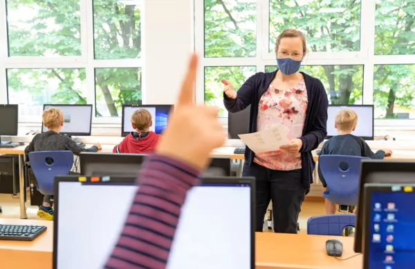 Poklukar: Stroka prihodnji teden predvidoma o možnosti odprave obveznih za&scaron;čitnih mask v &scaron;olah