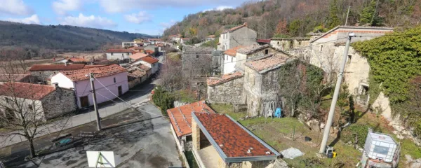 Očarljivo staro kmečko naselje se iz idilične spokojnosti, ki vlada pod Kraškim robom, predrami le zgodaj zjutraj in pozno popoldan, ko se z opravkov, služb in šol vračajo njegovi maloštevilni prebivalci.



