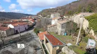 Očarljivo staro kmečko naselje se iz idilične spokojnosti, ki vlada pod Kraškim robom, predrami le zgodaj zjutraj in pozno popoldan, ko se z opravkov, služb in šol vračajo njegovi maloštevilni prebivalci.




