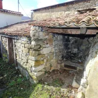 Nekoč so v svinjaku s kuriščem  v kotlu pripravljali hrano za živali. 