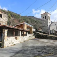 Vaški plac je bil pred leti prizorišče šagre  Kur en bot v soju bakel in faralov (petrolejk) z glasbo in   slaščicami iz fig. 