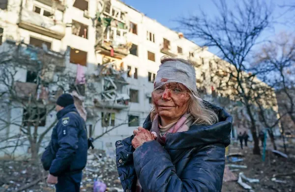 Grozljivi prizori iz mesta Chuhuiv v bližini Harkova, kjer so izstrelki 
zadeli stanovanjski blok. 