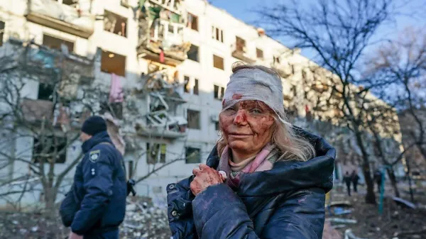 Grozljivi prizori iz mesta Chuhuiv v bližini Harkova, kjer so izstrelki 
zadeli stanovanjski blok. 