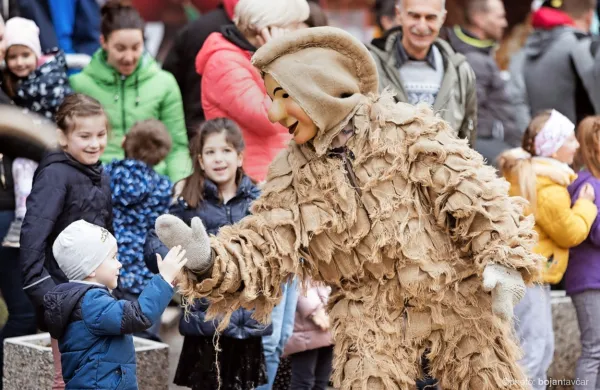 Ta žaklev, ki predstavlja kmete, je ena najbolj nasmejanih mask v 
laufarski družini in zato tista, ki jo imajo vsi, zlasti otroci, radi.