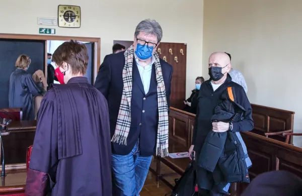 Igor Bavčar  in    Miroslav  Golubić  sta  včeraj  ponovno  skupaj sedla na 
zatožno  klop  koprskega  sodišča.  