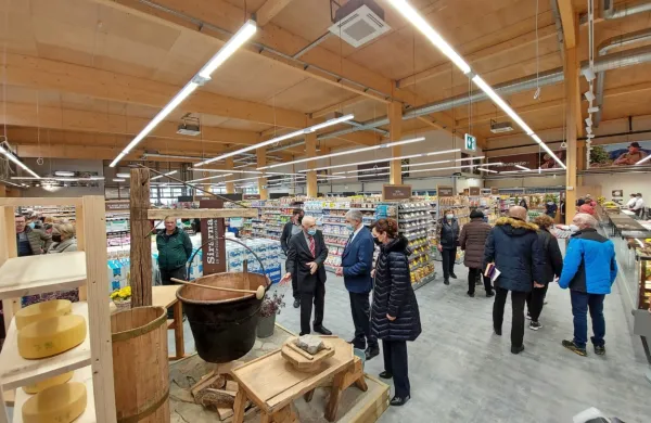 KZ Tolmin je na Dobrovem odprla 1760 kvadratnih metrov velik 
market. Pričakovanja so velika, saj se je odprtja udeležilo več sto 
Bricev. 