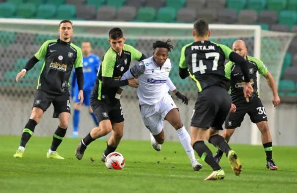 Bede Osuji (obkrožen z nogometaši Olimpije) je Koper  povedel v  vodstvo, ki pa ni zdržalo do konca. 