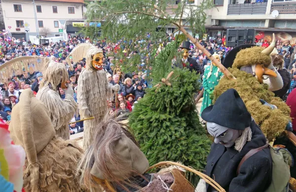 Pust (z rogovi in pošit z mahom) tako na debelo greši, da ne čudi, 
da je o njegovi krivdi soglasna ena največjih množic obiskovalcev 
laufarije v tem tisočletju.  