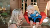 Larisa Štoka z malim Urbanom, ki ima diagnosticiran sindrom 
CTNNB1 in potrebuje drago gensko terapijo.