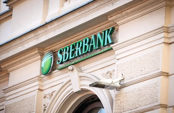 Zaradi ukinitve nakazil na banko Sberbank prihaja do težav pri 
nakazilu socialnih transferjev na transakcijske račune komitentov 
te banke. 