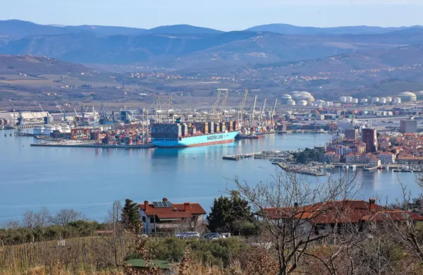 Minister Jernej Vrtovec vidi alternativo ruskemu plinu v gradnji 
plinskega LNG terminala.  