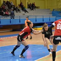 V dresu Trgo ABC Izole se je z Mlinotestovim obrambnim zidom 
hrabro borila Martina Vujmilović (5  golov, v sredini).