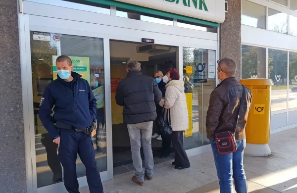 Pred koprsko poslovalnico ruske banke je bila gneča zaskrbljenih 
varčevalcev. 