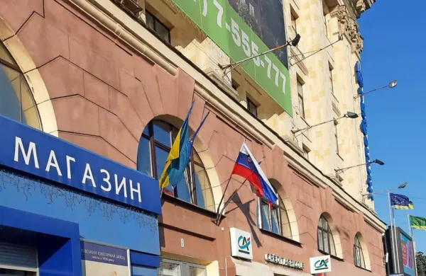 

Da je bilo uničeno poslopje s slovenskim konzulatom v Harkovu, je 
na Twitterju  sporočil tudi veleposlanik EU v Ukrajini Matti 
Maasikas.
