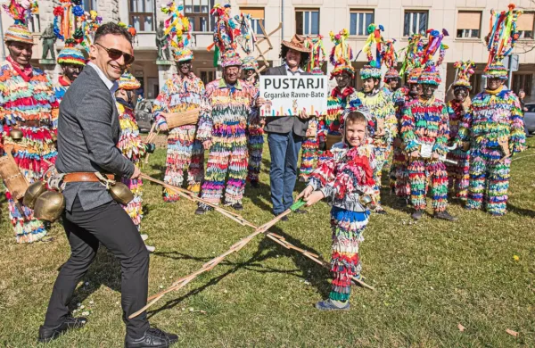 Pustarji iz Grgarskih Raven so pri&scaron;li odganjat zimo v Novo Gorico