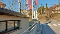 Včeraj zjutraj je ruska zastava  pred ruskim konzulatom v Ilirski 
Bistrici plapolala poleg slovenske trobojnice...