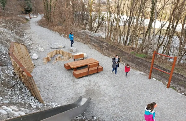 Urbana oprema je namenjena  obiskovalcem vseh starosti. 