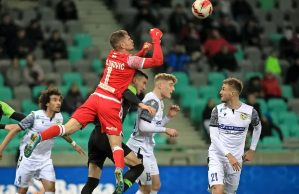 V Stožicah je bilo pestro, tudi koprski vratar Adnan Golubović je 
imel precej dela.