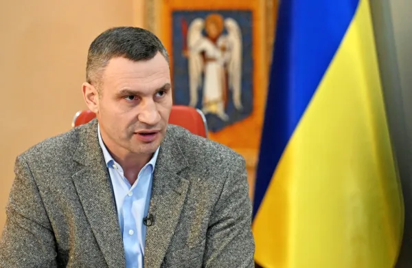 Vitalij Kličko je že osem let kijevski župan. Za svoje mesto se je pripravljen boriti tudi z orožjem. 