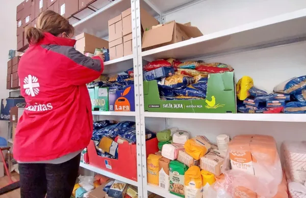 Dobrodošli so vsi,  ki bi želeli pomagati Ukrajincem, bodisi z 
denarjem bodisi materialno.