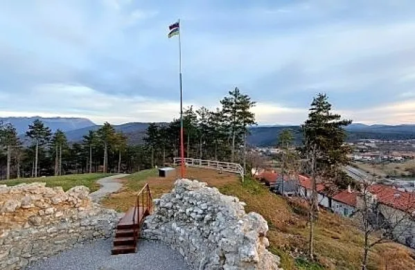  V teh dneh na vrhu štanjelskega griča vse obiskovalce  pozdravljala 
ob slovenski tudi ukrajinska zastava. 
