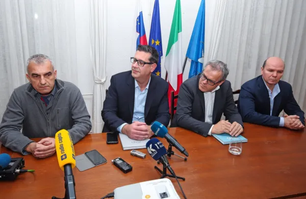 V stranki Oljka so na župane štirih občin Slovenske Istre naslovili 
pobudo za sklic skupne izredne seje vseh štirih občinskih svetov 
na temo morebitne izgradnje plinskega terminala v Istri.