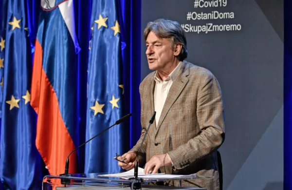 Podpisu pogodbe je prisostvoval tudi minister za kulturo Vasko 
Simoniti.