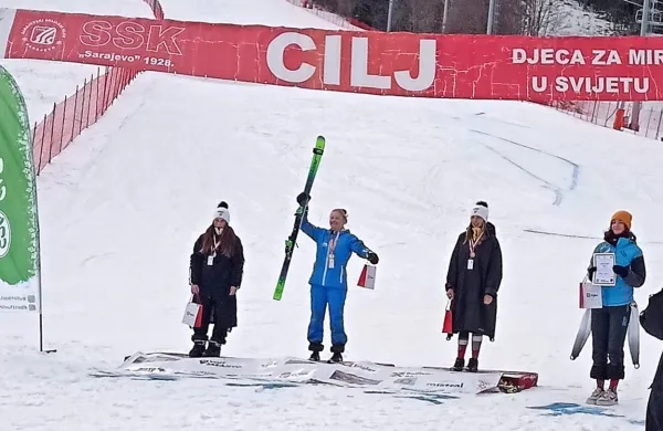 Članica SK Gorica Ela Vodopivec je na Bjelašnici kar dvakrat 
zmagovito dvignila smuči  v zrak.