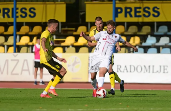 Nazadnje so na gostovanju pri Radomljah (v rumeno-črni opravi) 
Sežanci slavili z 1:0.