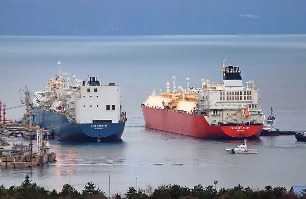 Plinski terminal v Omišlju na Krku. Njegova zmogljivost je 2,6 
milijarde kubičnih metrov plina letno. Domačini so postavitvi 
terminala vseskozi nasprotovali, tako so na koncu postavili 
(modri) plavajoči terminal. Zdaj se pritožujejo nad hrupom, ki ga 
povzroča terminal.   