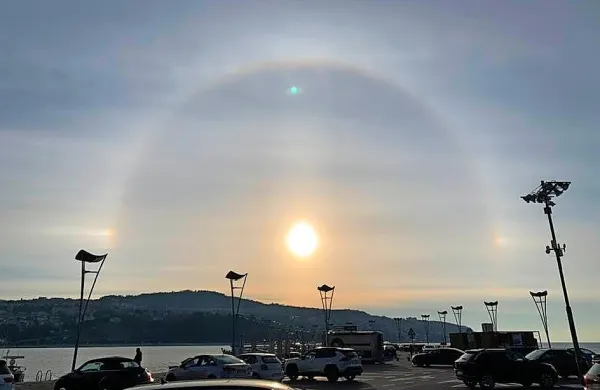 Haló je pogost optični pojav v ozračju, ki nastane zaradi loma in 
odboja sončne ali lunine svetlobe na ledenih kristalih.