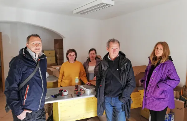  Rusu   Maxu Gotsuljaku (levo) in pobudniku akcije, Ukrajincu  
Eduardu Belskyju, so včeraj pri sortiranju humanitarne pomoči za 
Ukrajino pomagale tudi v Izoli živeče  Rusinje in Belorusinje.   