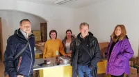  Rusu   Maxu Gotsuljaku (levo) in pobudniku akcije, Ukrajincu  
Eduardu Belskyju, so včeraj pri sortiranju humanitarne pomoči za 
Ukrajino pomagale tudi v Izoli živeče  Rusinje in Belorusinje.   