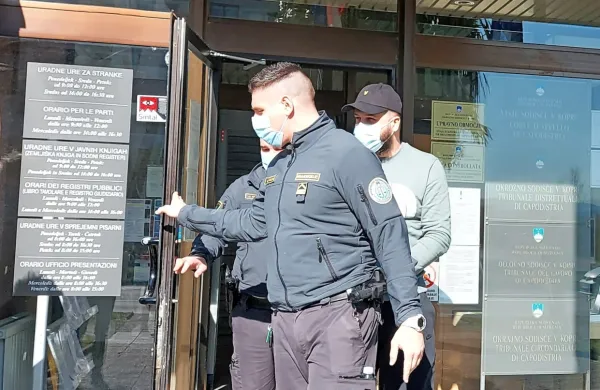 Nizozemec   (za  pravosodnim  policistom)  je    v priporu  od  lanskega  poletja,  ko  se   je  v Portorožu zgodil krvavi  
napad  z  nožem,  ki bi se  lahko  končal  s precej  hujšimi posledicami,  kot se je.   