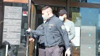 Nizozemec   (za  pravosodnim  policistom)  je    v priporu  od  lanskega  poletja,  ko  se   je  v Portorožu zgodil krvavi  
napad  z  nožem,  ki bi se  lahko  končal  s precej  hujšimi posledicami,  kot se je.   