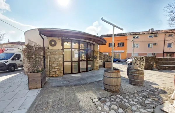 Občina išče novega najemnika za lokal  na mestni tržnici, kjer želi nadaljevati zgodbo trženja in promocije lokalnih pridelkov,  izdelkov in kulinarike.
